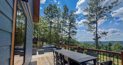 Stunning! Pet Friendly New Construction + Hot Tub + Fire Pit