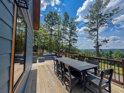 Stunning! Pet Friendly New Construction + Hot Tub + Fire Pit