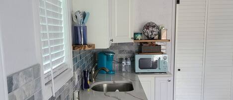 Kjøleskap, mikrobølgeovn, kaffetrakter/tekoker og brødrister