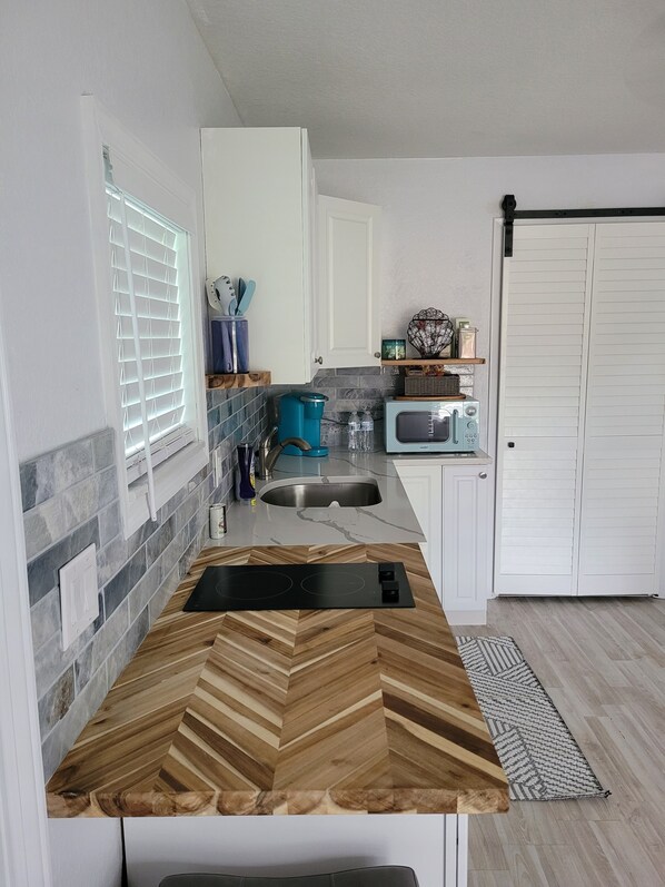 Fridge, microwave, coffee/tea maker, toaster - Take it easy at this cozy little getaway in a quiet residential neighborhood (Boynton Beach)