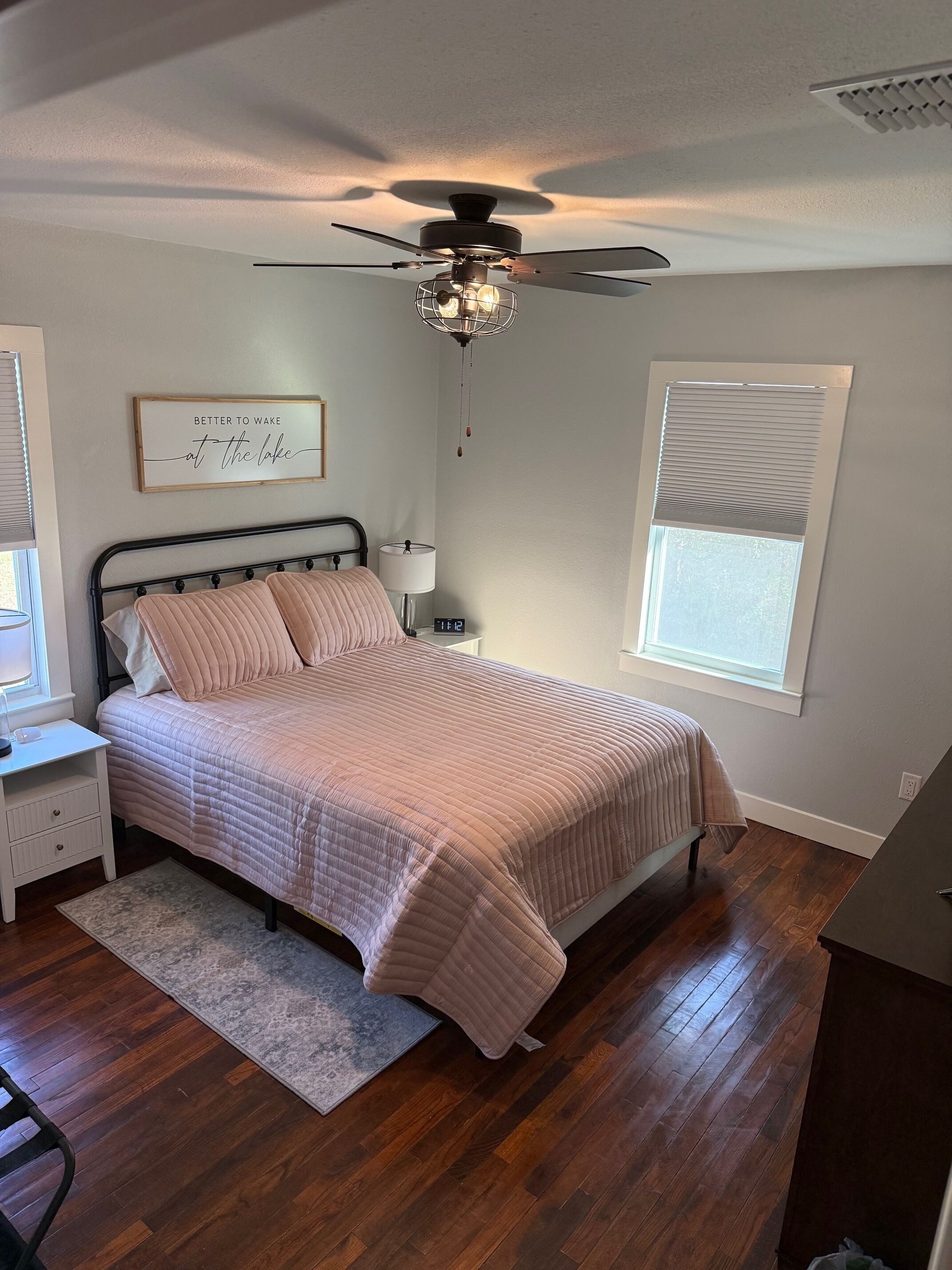 Tabla de planchar con plancha, wifi, ropa de cama