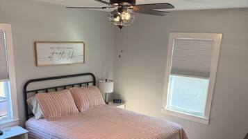 Tabla de planchar con plancha, wifi, ropa de cama