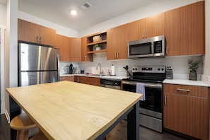 Fridge, microwave, oven, stovetop - Trailside45 Modern Getaway – Traverse City (Traverse City)