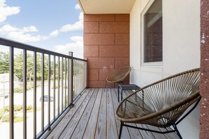 Terrace/patio - Trailside45 Modern Getaway – Traverse City (Traverse City)