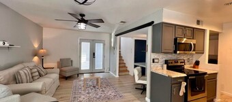 2 bedroom North Valley Home with private backyard and trail access