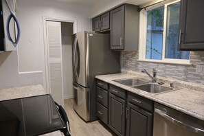 Microondas, horno, placa de cocina, lavavajillas