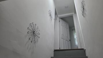Un escalier avec une porte blanche en haut.