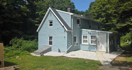 Terrific 4-bedroom house with AC in Ashford