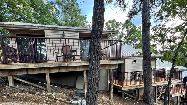 A two-story house with a balcony and a deck. - Charming Table Rock Cabin – Near SDC & Lake! (Kimberling City)