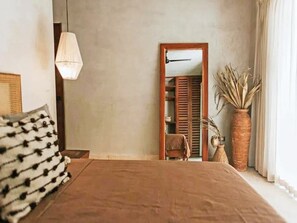 4 bedrooms, iron/ironing board, Internet, bed sheets