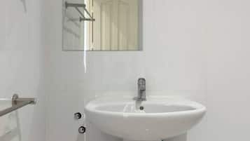 Een douche, een haardroger, handdoeken, zeep