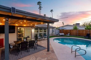 A heated pool - Camelback gem in Old Town Scottsdale-Heated pool, foosball, arcades, & fire pit (Scottsdale)