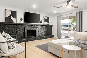 Smart TV, fireplace - Camelback gem in Old Town Scottsdale-Heated pool, foosball, arcades, & fire pit (Scottsdale)