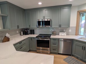 Réfrigérateur, four à micro-ondes, un four, surface de cuisson