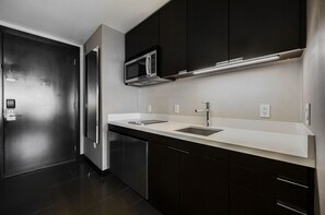 Fridge, microwave, stovetop, coffee/tea maker - Studio Strip View | City Center | Vdara (Las Vegas)