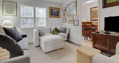 Amazing 3-bedroom townhome with AC in Alexandria. Walk to metro. Park two cars!