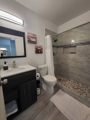 Hair dryer, towels, soap, toilet paper - Privet Studios separate entry and full kitchen we are conveniently located (Las Vegas)