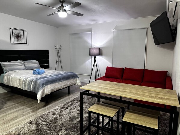 Iron/ironing board, WiFi, bed sheets - Privet Studios separate entry and full kitchen we are conveniently located (Las Vegas)