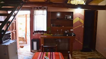 Fridge, oven, stovetop, cookware/dishes/utensils