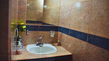 Doccia, asciugacapelli, bidet, asciugamani