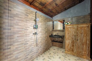 Dusch, gratis toalettartiklar, handdukar och tvål