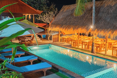 Una piscina al aire libre