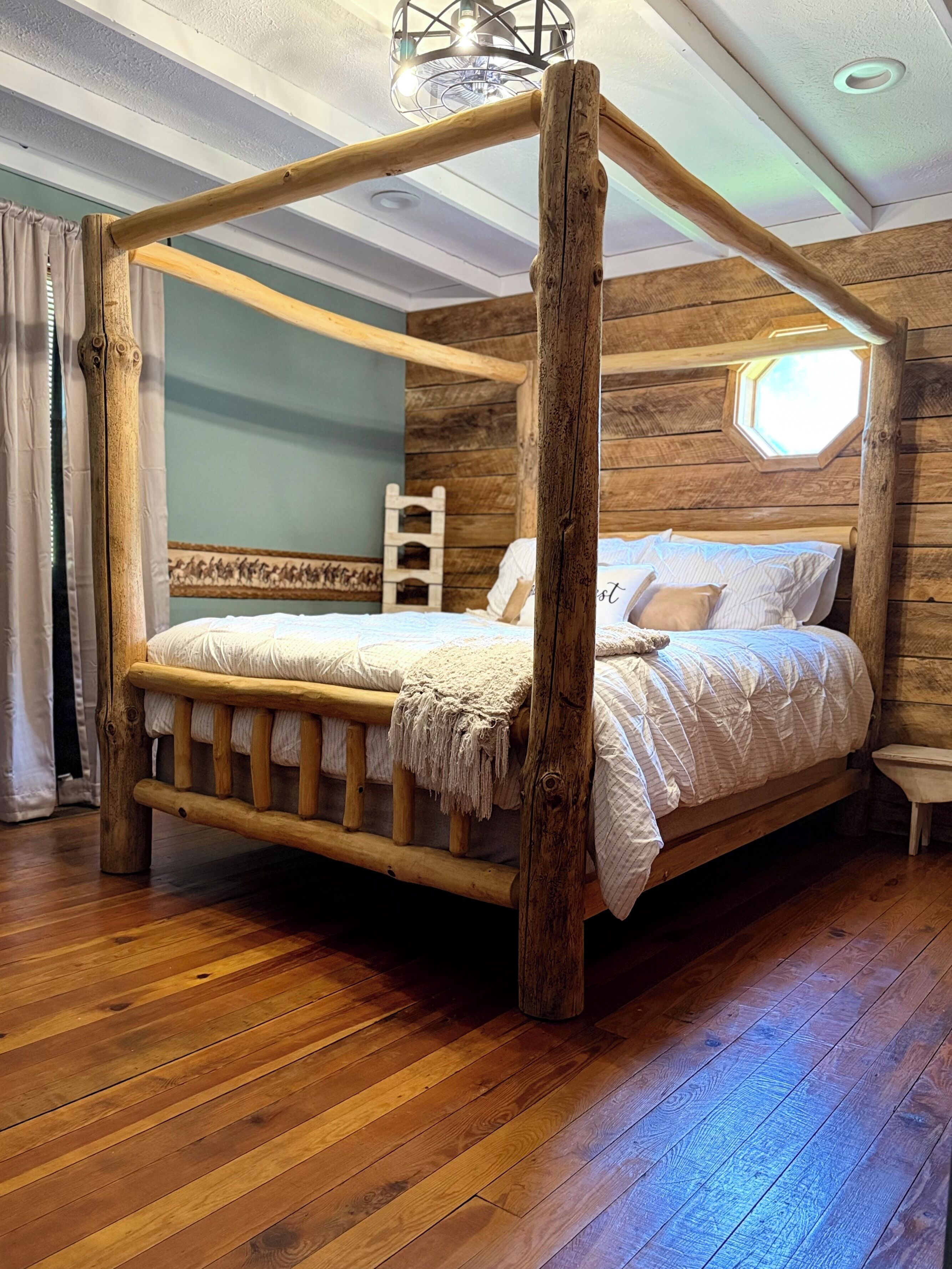 2 bedrooms, desk, WiFi, bed sheets