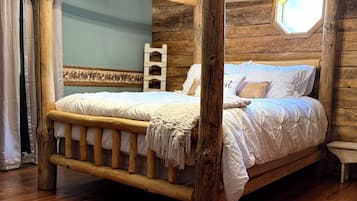 2 bedrooms, desk, WiFi, bed sheets