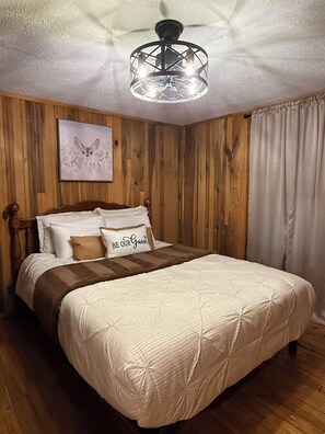 2 bedrooms, desk, WiFi, bed sheets - Rustic cabin near New River Gorge. (Scarbro)