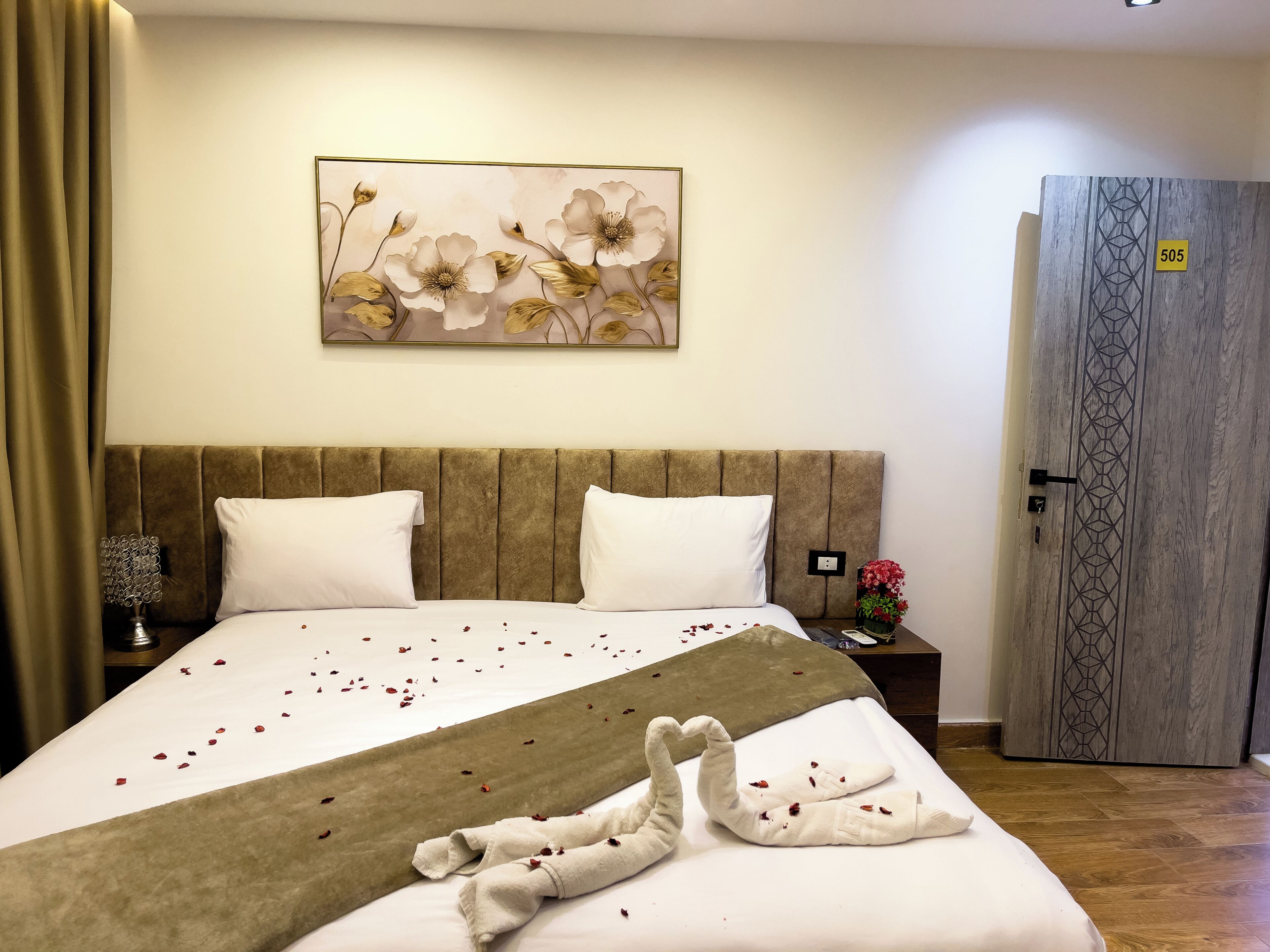 غرفة مزدوجة مريحة | خزنة داخل الغرفة وبديكورات فريدة لكل غرفة وطراز فريد لكل وحدة ومكتب