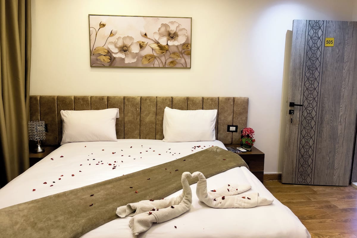 Phòng đôi tiện nghi đơn giản | Két bảo mật tại phòng, trang trí khác biệt