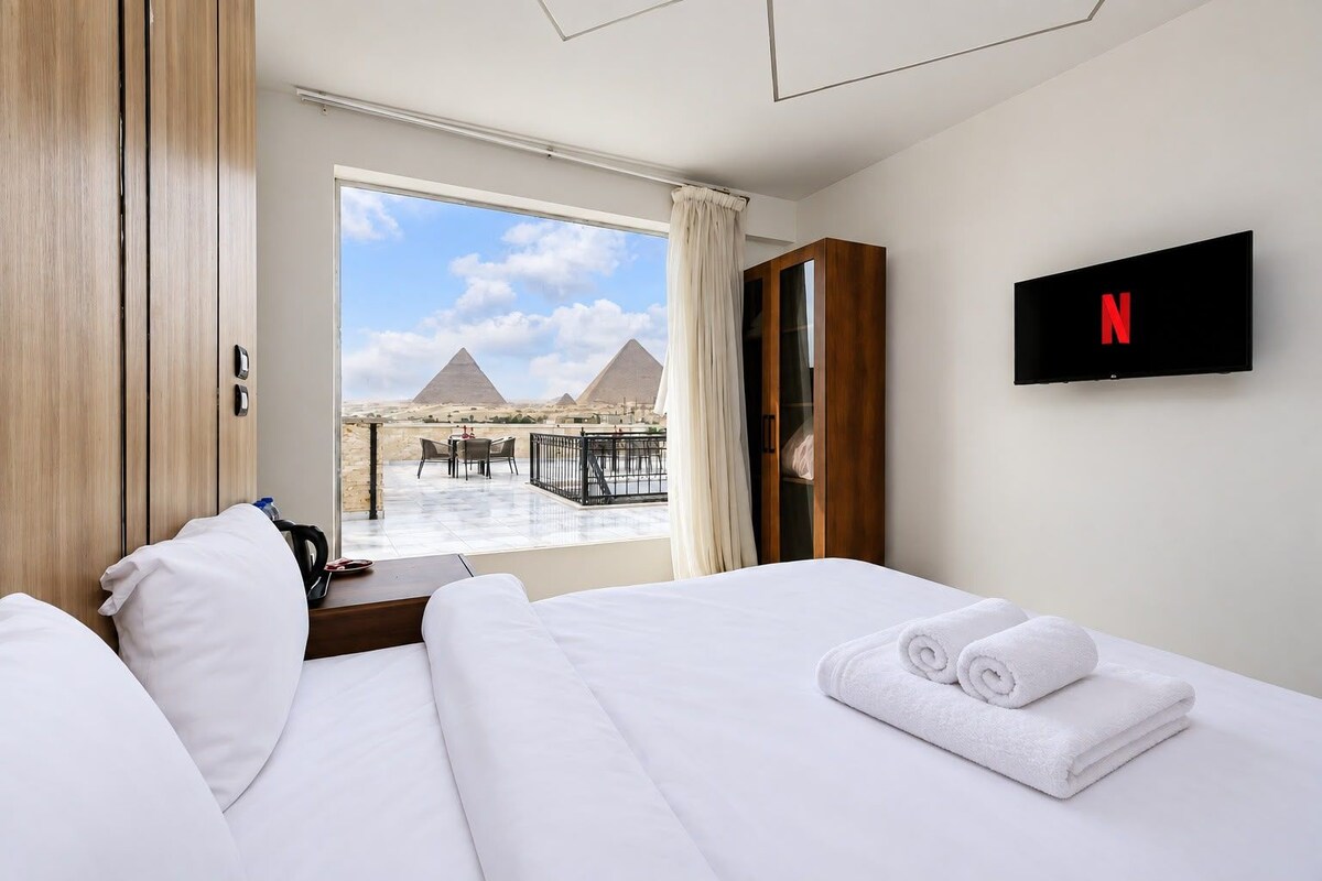 Deluxe Room, 1 Bedroom | In-room safe, desk, soundproofing, iron/ironing board (on request)