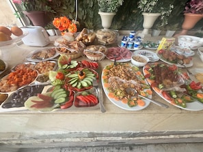 Termasuk sarapan penuh setiap hari