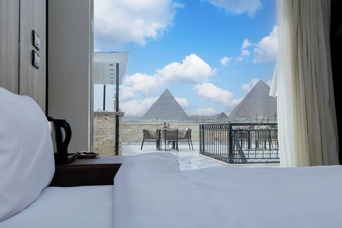 Ett hotellrum med utsikt över pyramiderna.