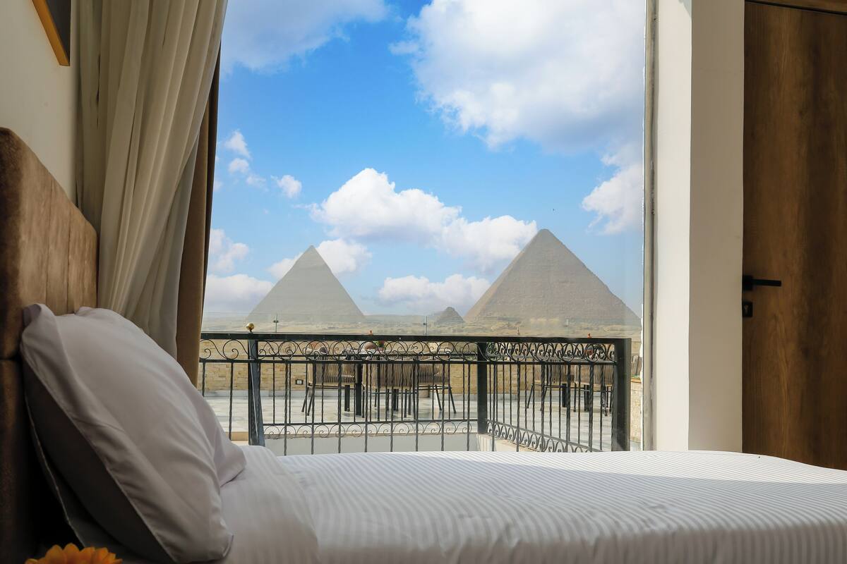 Ett hotellrum med utsikt över pyramiderna.