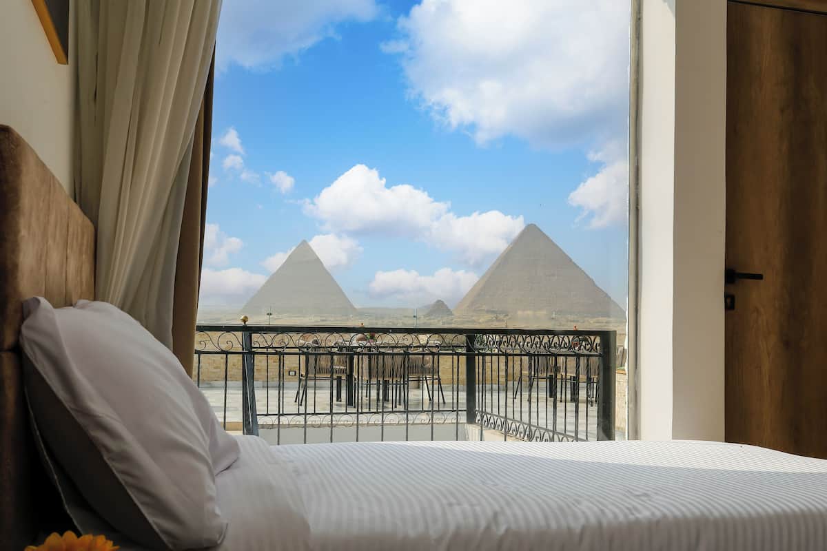 Deluxe Double Room, 2 Katil Bujang (Single), Mountain View | Peti besi dalam bilik, dihias secara berasingan