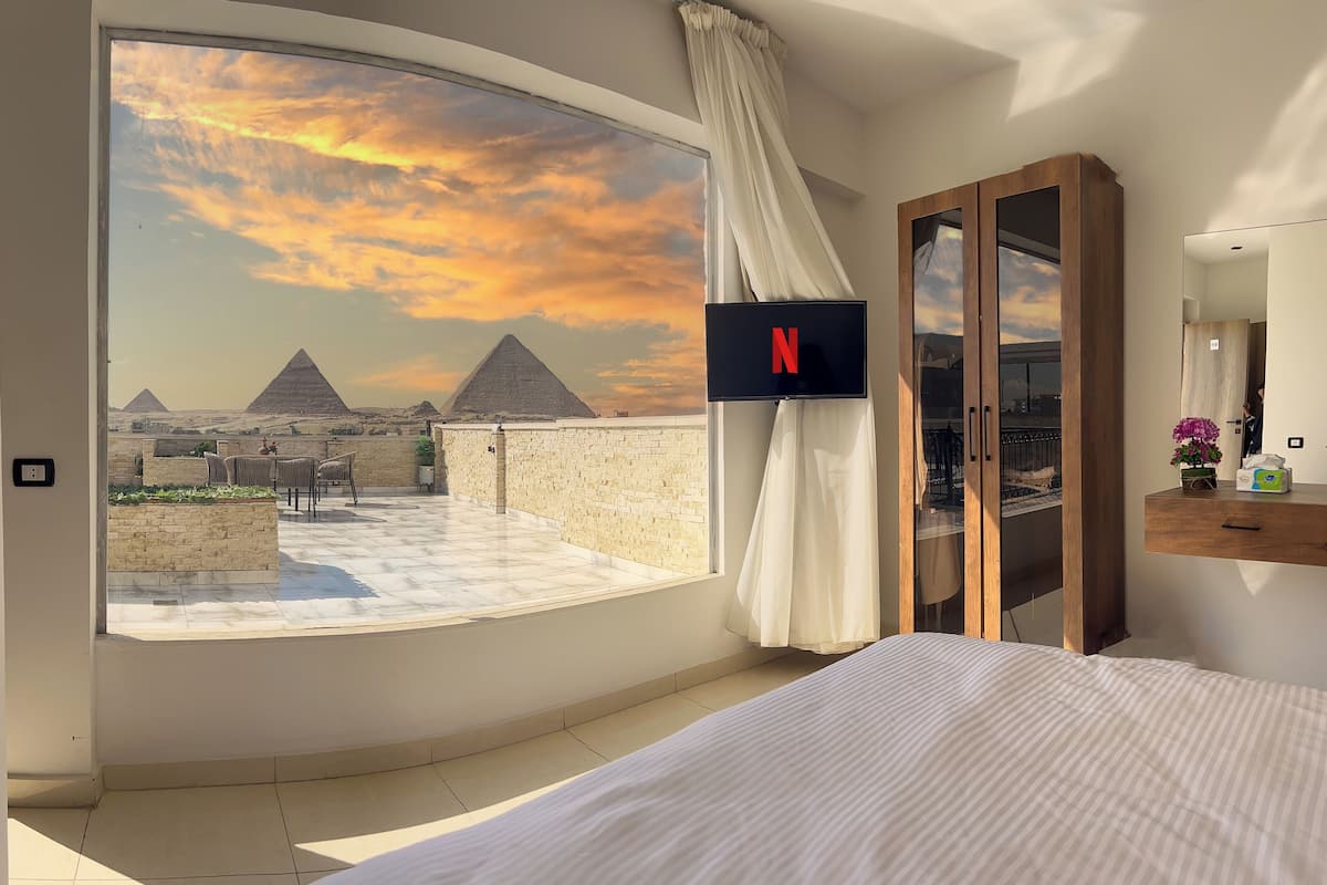 Superior Room | Peti besi dalam bilik, dihias secara berasingan