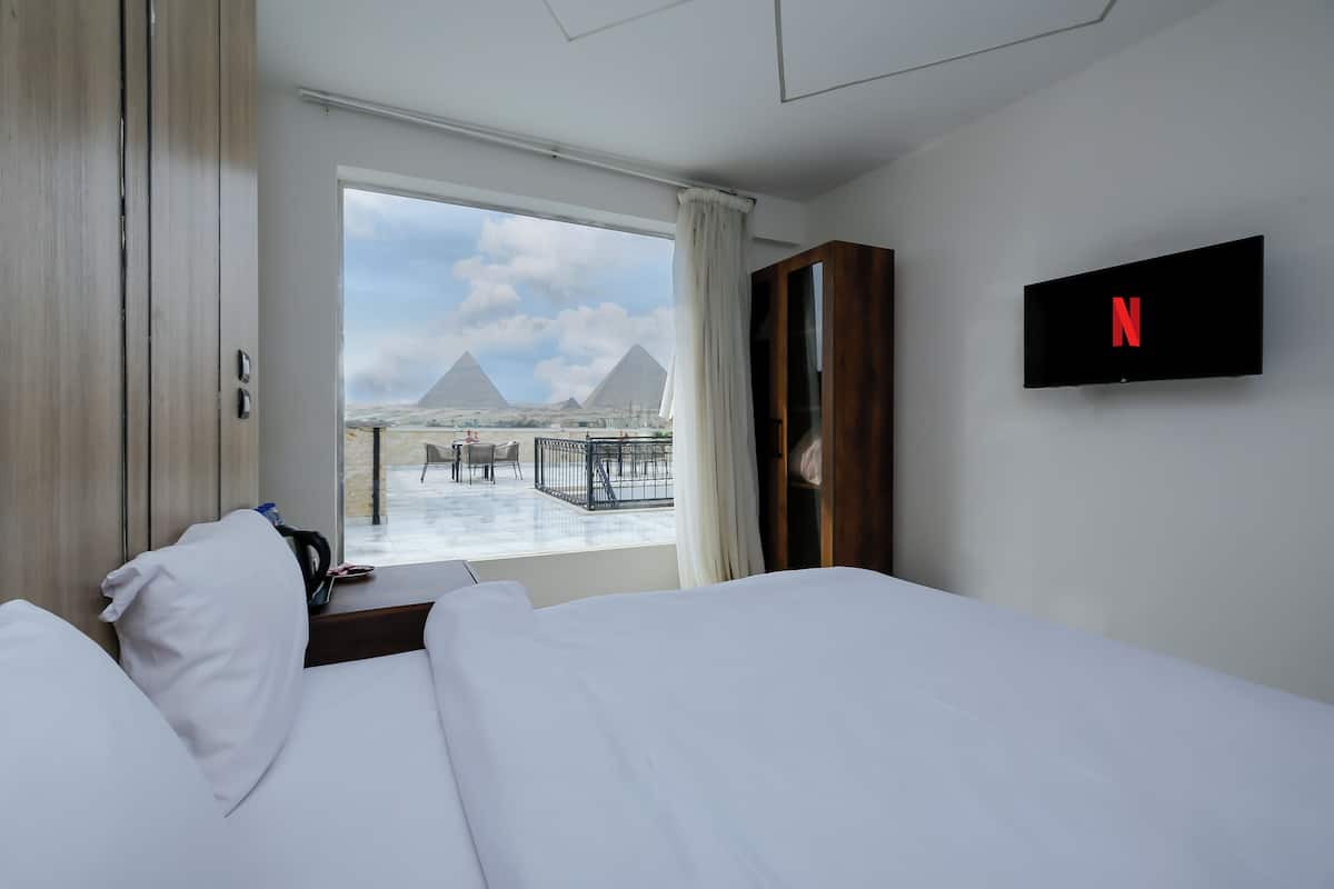 Peti besi dalam bilik, dihias secara berasingan