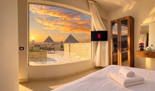Point Pyramids View Inn