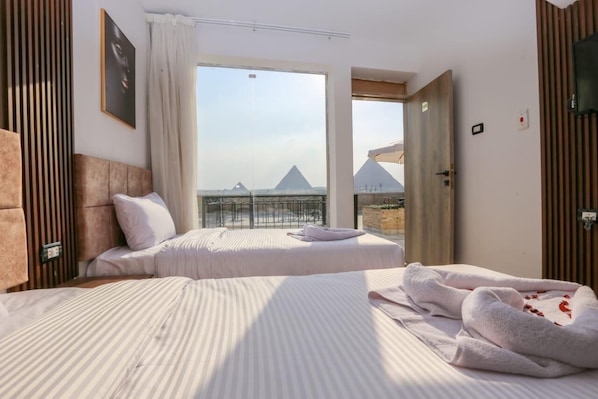 Habitación superior con 1 cama doble o 2 individuales, vistas a la montaña | Caja fuerte, sistema de insonorización, tabla de planchar con plancha