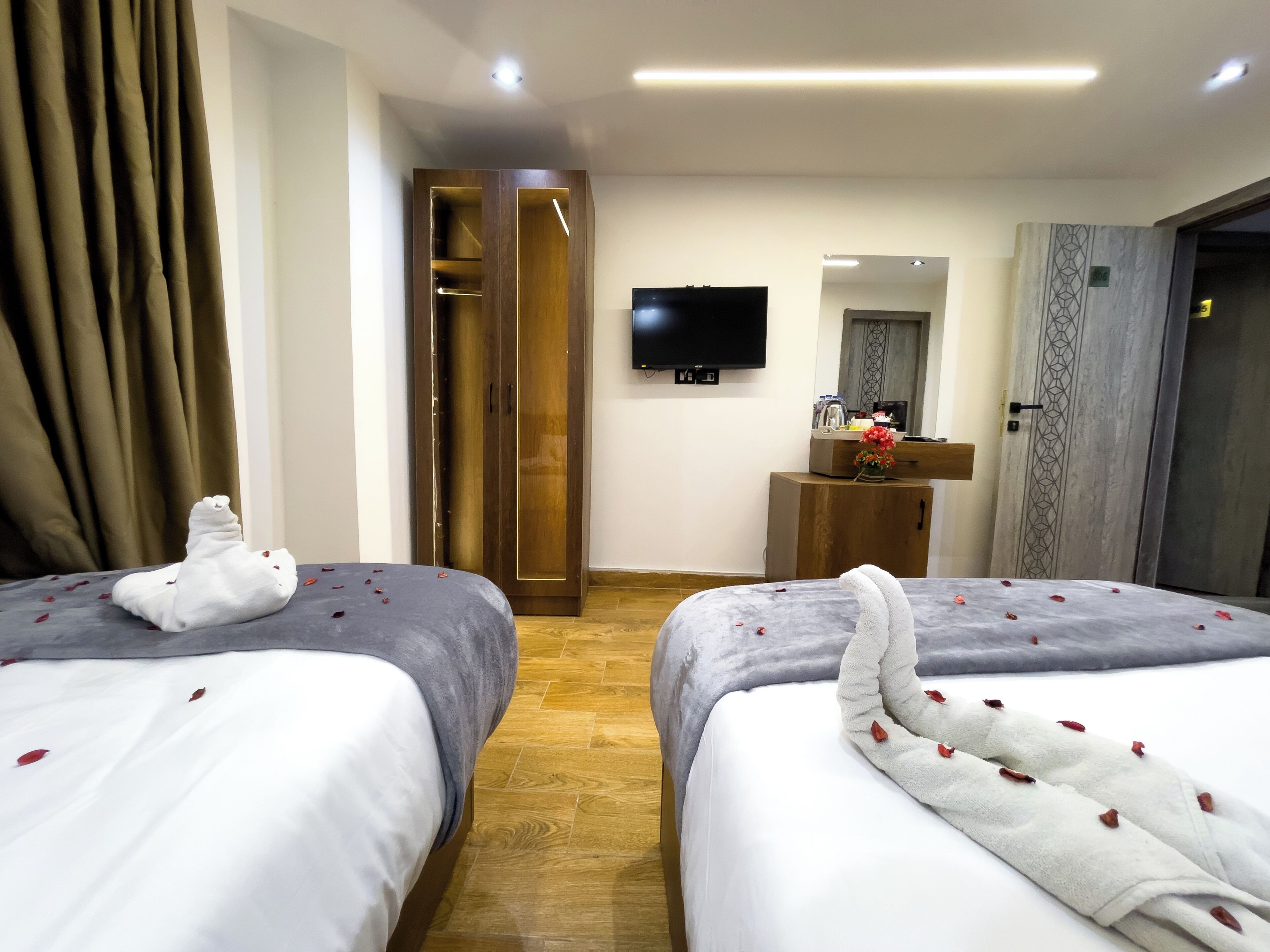 غرفة كلاسيكية بسريرين منفصلين | خزنة داخل الغرفة وبديكورات فريدة لكل غرفة وطراز فريد لكل وحدة ومكتب