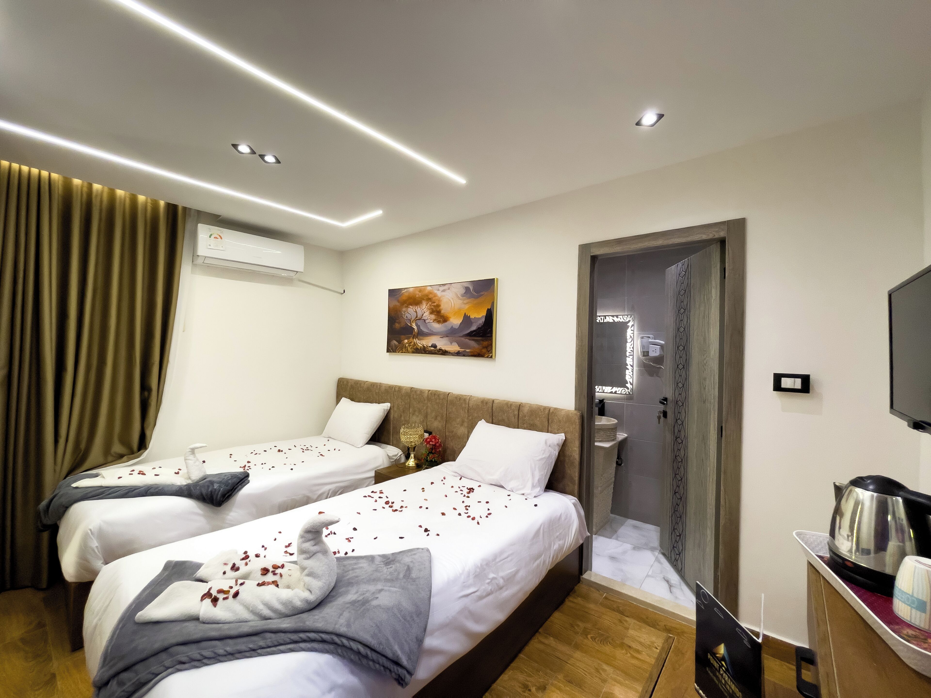 غرفة عادية لاثنين | خزنة داخل الغرفة وبديكورات فريدة لكل غرفة وطراز فريد لكل وحدة ومكتب