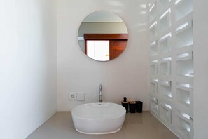 Douche, articles de toilette gratuits, serviettes fournies, savon