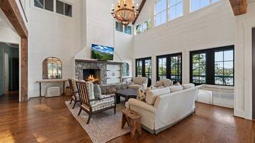 Smart-tv, eldstad och kontor