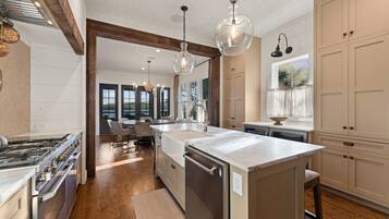 Kylskåp, mikrovågsugn, ugn och spishäll