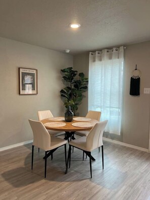 Dining - *Mins to Emerg. Center At Alamodome* Outside Deck* (San Antonio)