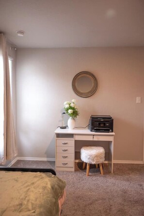 3 bedrooms, free WiFi, bed sheets - *Mins to Emerg. Center At Alamodome* Outside Deck* (San Antonio)