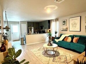 Smart TV - *Mins to Emerg. Center At Alamodome* Outside Deck* (San Antonio)