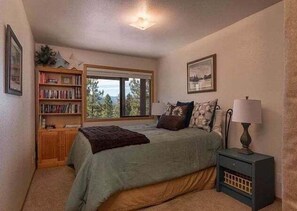 3 bedrooms, travel cot, free WiFi, bed sheets