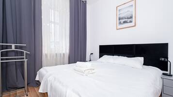 1 quarto, ferros/tábuas de passar roupa, roupa de cama